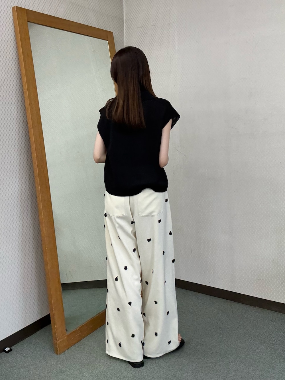 ブラック系のニット/セーター、ブラック系のニット/セーター、ホワイト系のその他パンツを着用したレディースの夏コーディネートの2枚目の写真
