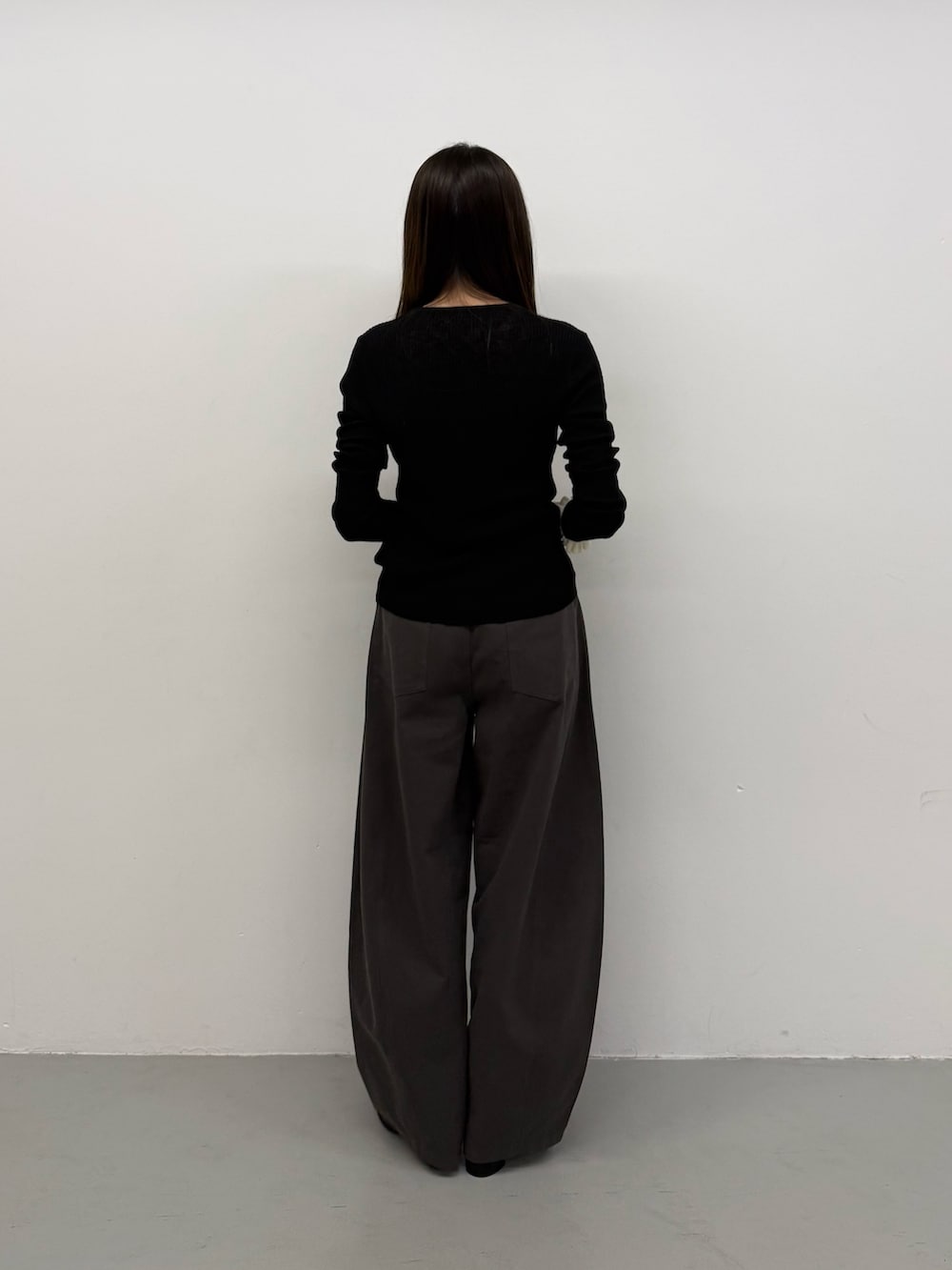 ブラック系のカーディガン/ボレロ、ブラック系のカーディガン/ボレロ、ブラック系のローファーを着用したレディースの秋コーディネートの3枚目の写真