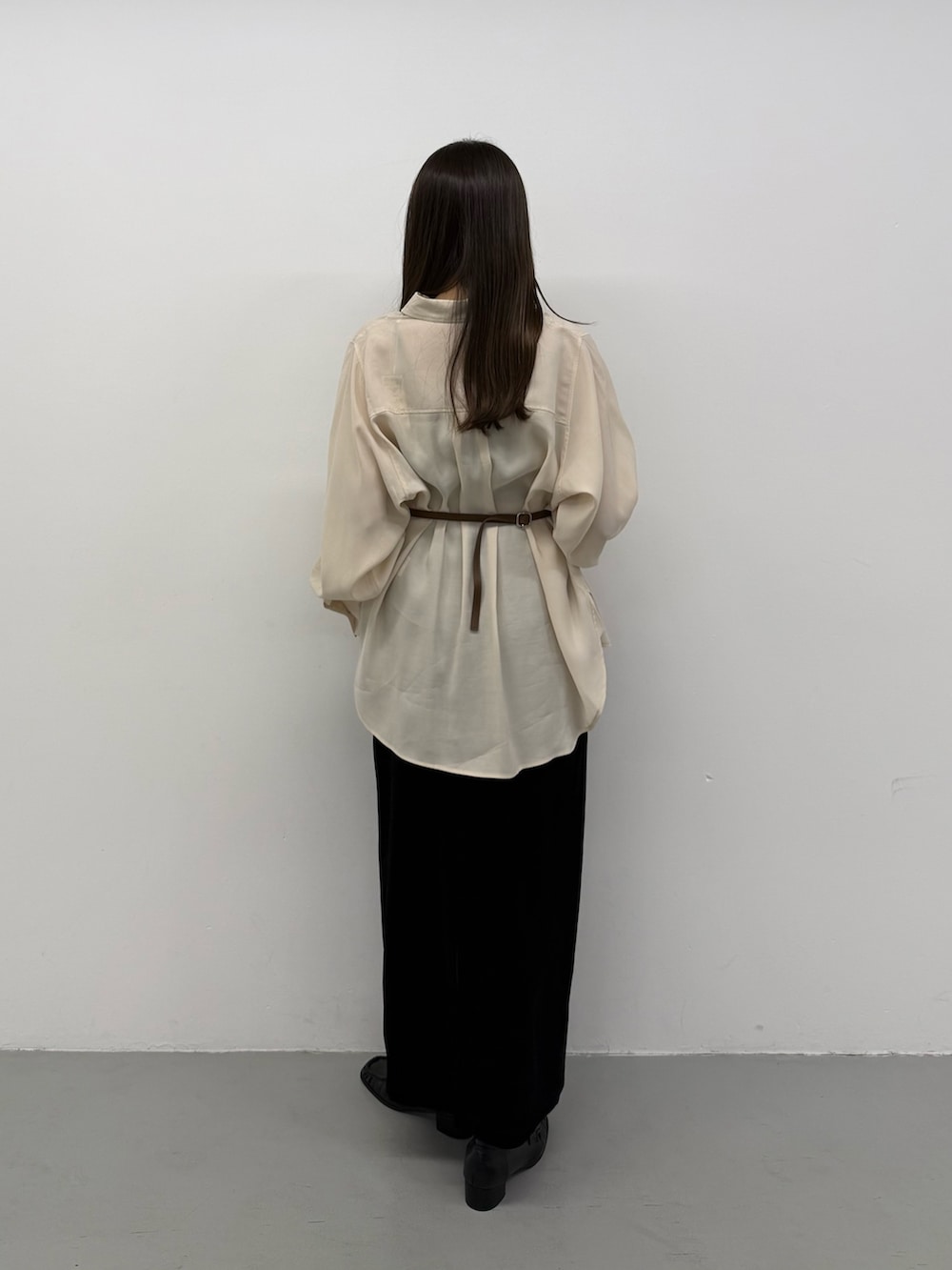 ベージュ系のシャツ/ブラウス、ベージュ系のシャツ/ブラウス、ブラック系のスカートを着用したレディースの夏コーディネートの3枚目の写真