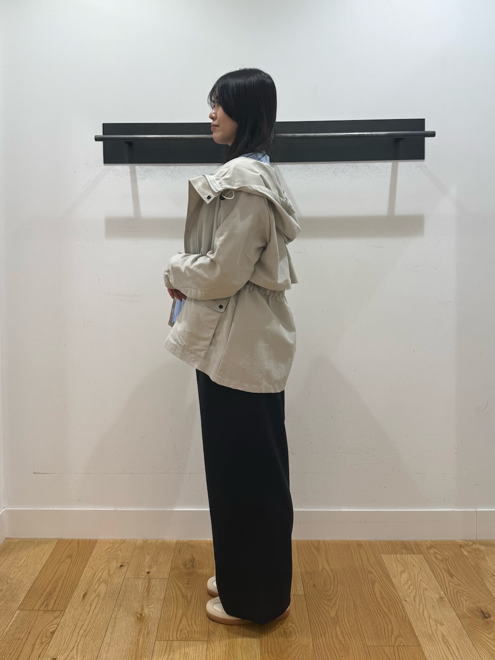 ベージュ系のマウンテンパーカー、ベージュ系のマウンテンパーカー、ブルー系のシャツ/ブラウスを着用したレディースの春コーディネートの3枚目の写真