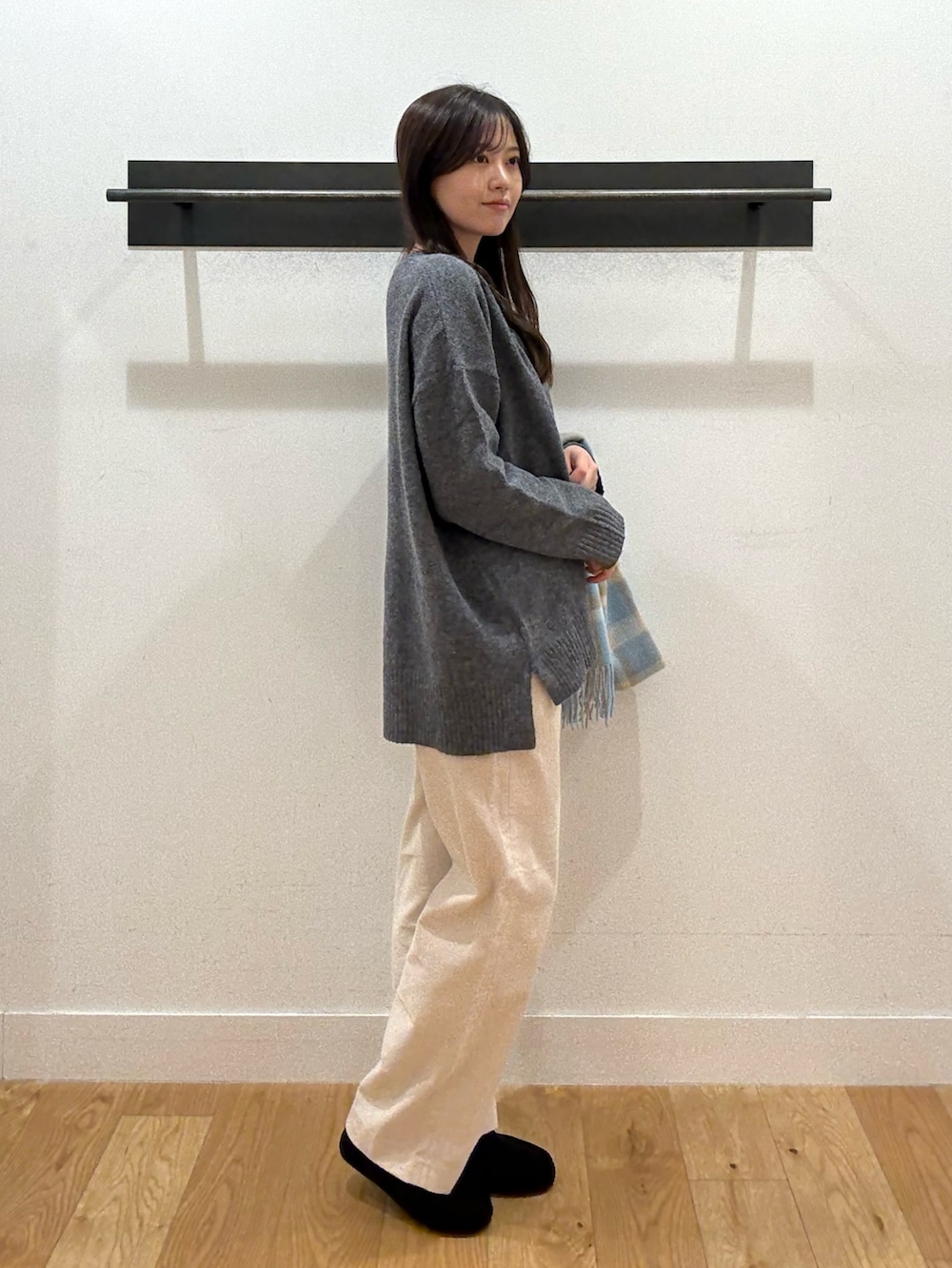 グレー系のニット/セーター、グレー系のニット/セーター、ホワイト系のその他パンツを着用したレディースの冬コーディネートの3枚目の写真