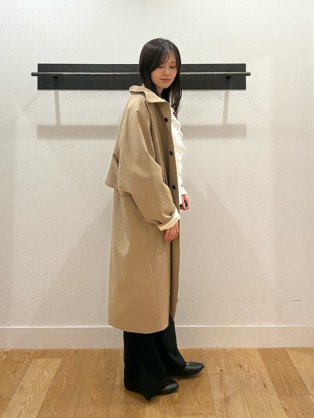 ベージュ系のその他アウター、ベージュ系のその他アウター、ホワイト系のシャツ/ブラウスを着用したレディースの冬コーディネートの4枚目の写真