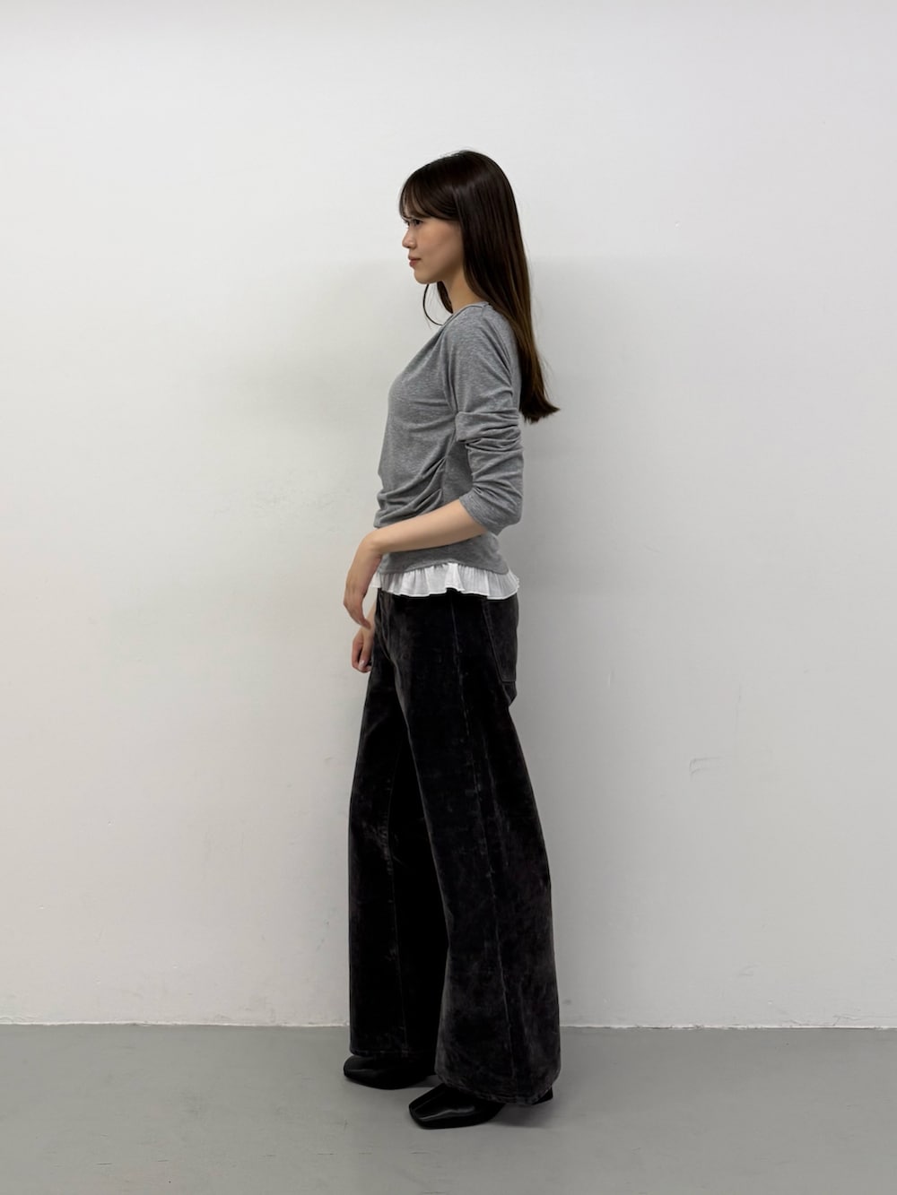 グレー系のTシャツ/カットソー、グレー系のその他パンツ、グレー系のその他パンツを着用したレディースの秋コーディネートの2枚目の写真