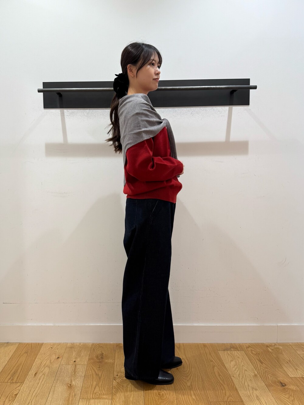 レッド系のニット/セーター、レッド系のニット/セーター、ブルー系のデニムパンツを着用したレディースの秋コーディネートの2枚目の写真