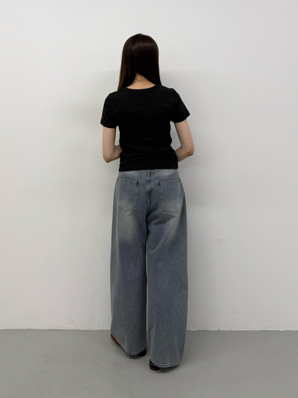 ブラック系のTシャツ/カットソー、ブラック系のTシャツ/カットソー、ブルー系のデニムパンツを着用したレディースの夏コーディネートの2枚目の写真