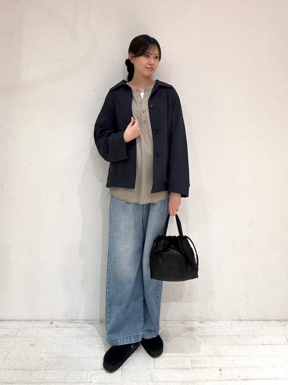 ベージュ系のTシャツ/カットソー、ベージュ系のTシャツ/カットソー、ブルー系のステンカラーコートを着用したレディースの秋コーディネートの3枚目の写真