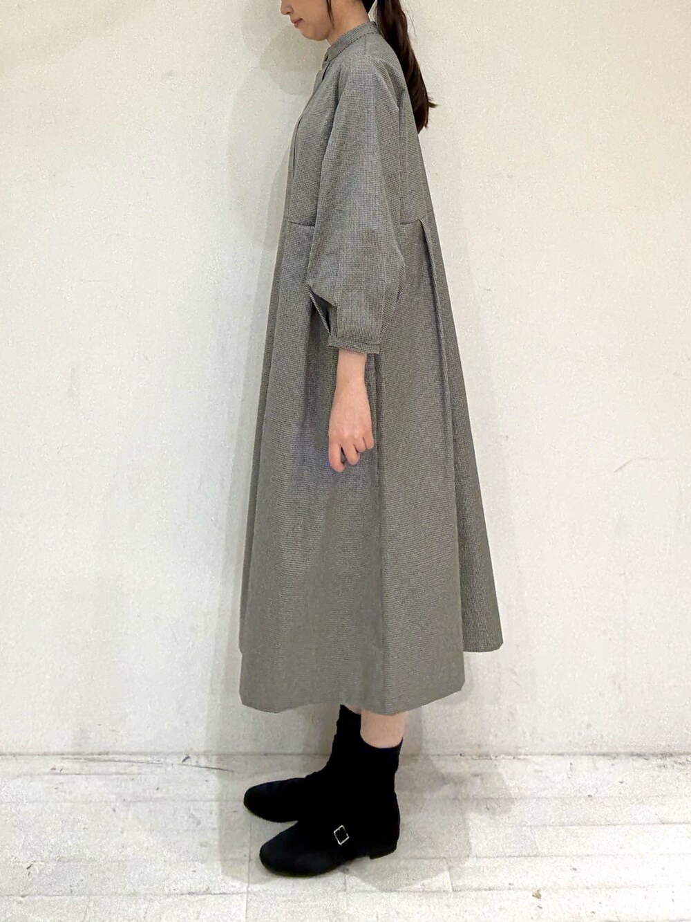 グレー系のワンピース、ブラック系のパンプス、ブラック系のパンプスを着用したレディースの秋コーディネートの6枚目の写真