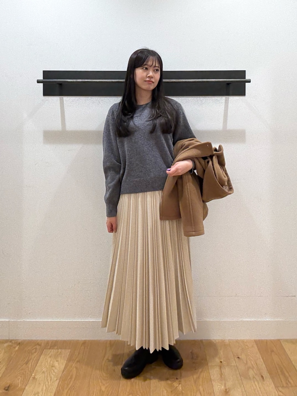 イエロー系のその他アウター、イエロー系のその他アウター、グレー系のニット/セーターを着用したレディースの冬コーディネートの8枚目の写真