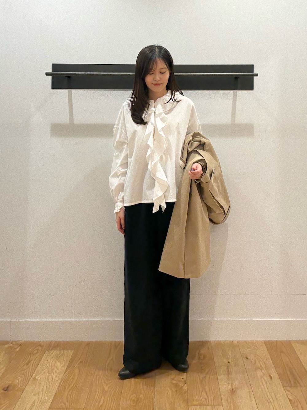 ベージュ系のその他アウター、ベージュ系のその他アウター、ホワイト系のシャツ/ブラウスを着用したレディースの冬コーディネートの6枚目の写真