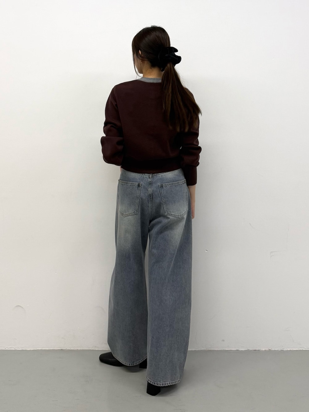 ブラウン系のカーディガン/ボレロ、ブラウン系のカーディガン/ボレロ、ブルー系のデニムパンツを着用したレディースの秋コーディネートの3枚目の写真