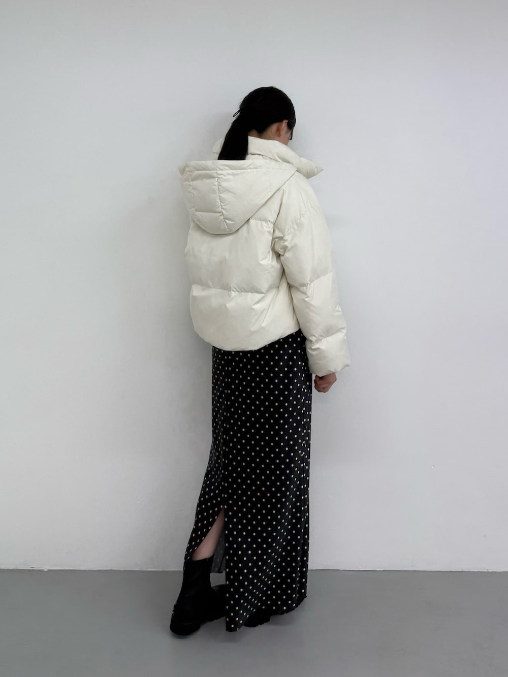 グレー系のニット/セーター、グレー系のニット/セーター、ホワイト系のダウンジャケット/コートを着用したレディースの夏コーディネートの2枚目の写真