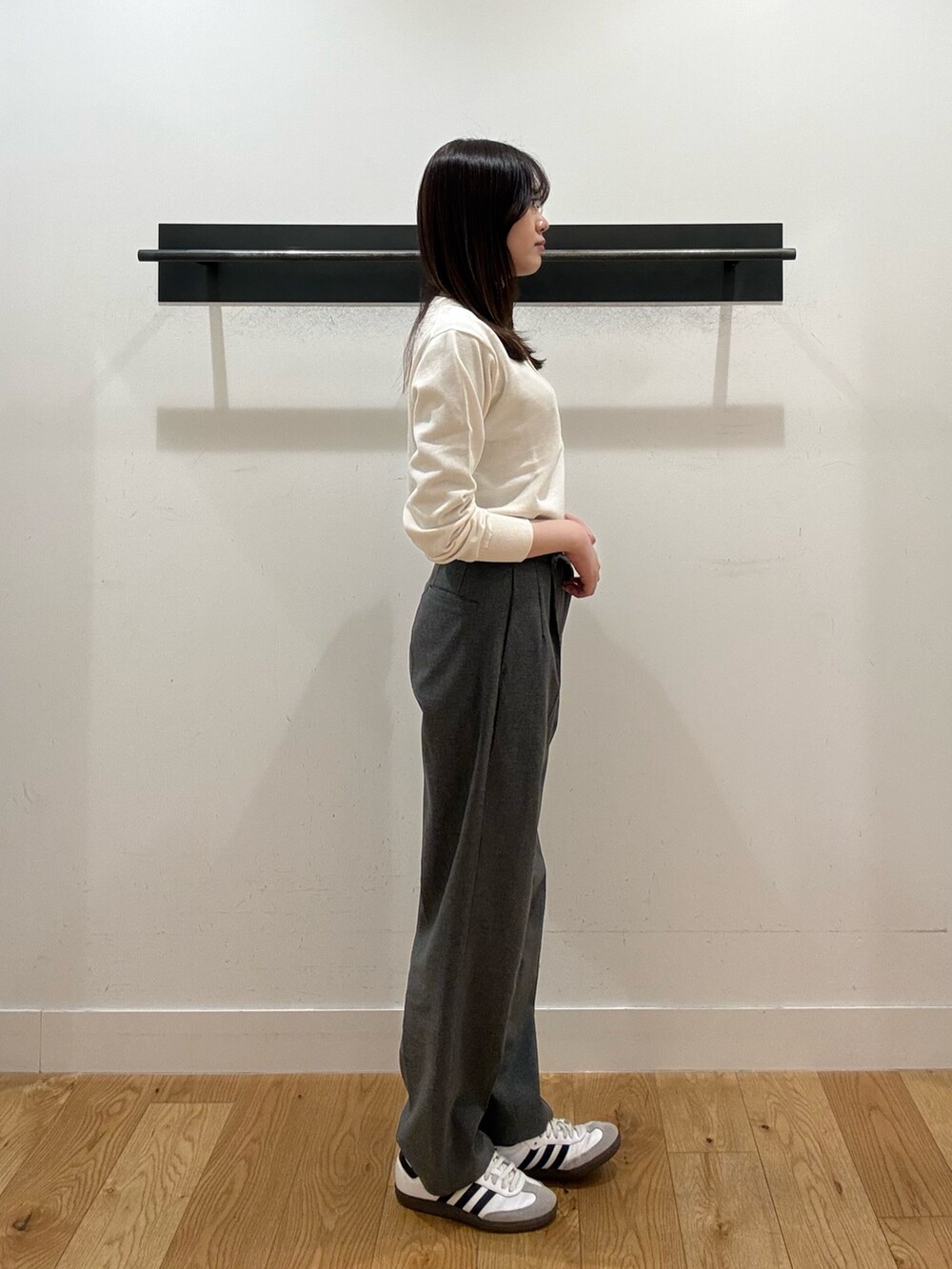 ホワイト系のカーディガン/ボレロ、ホワイト系のカーディガン/ボレロを着用したレディースの春コーディネートの2枚目の写真