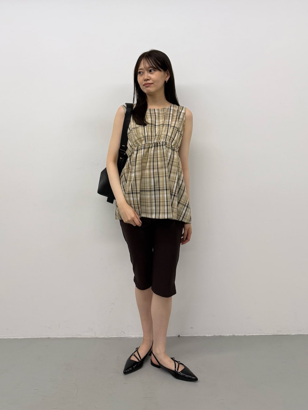 ベージュ系のシャツ/ブラウス、ベージュ系のシャツ/ブラウス、ブラウン系のその他パンツを着用したレディースの夏コーディネートの5枚目の写真