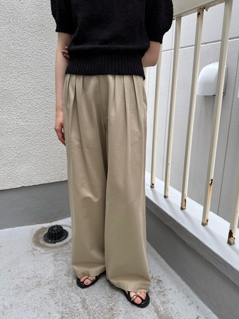 ブラック系のニット/セーター、ブラック系のニット/セーター、ベージュ系のその他パンツを着用したレディースの夏コーディネートの5枚目の写真