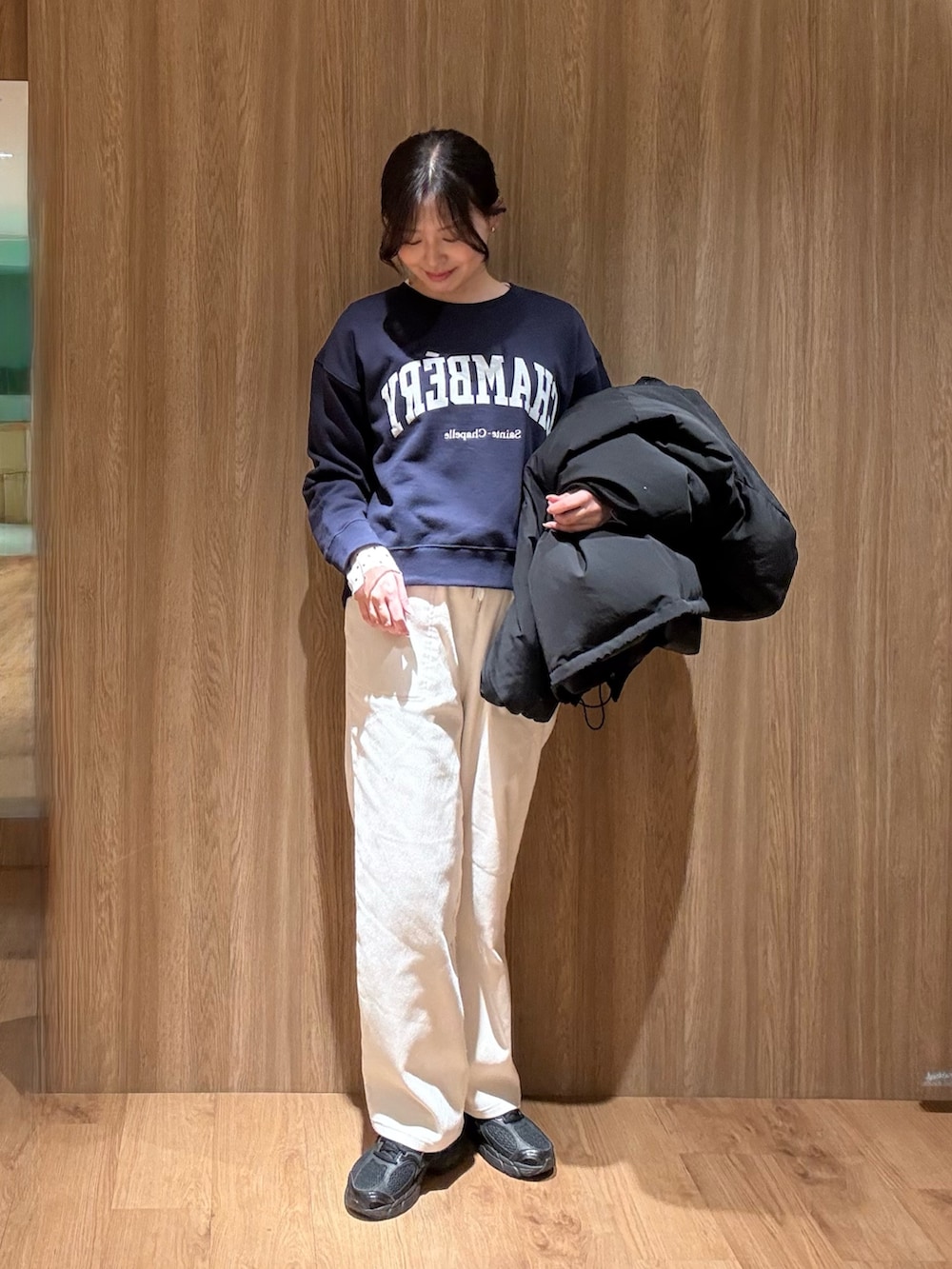 ブラック系のダウンジャケット/コート、ブラック系のダウンジャケット/コート、ブルー系のスウェットを着用したレディースの冬コーディネートの3枚目の写真