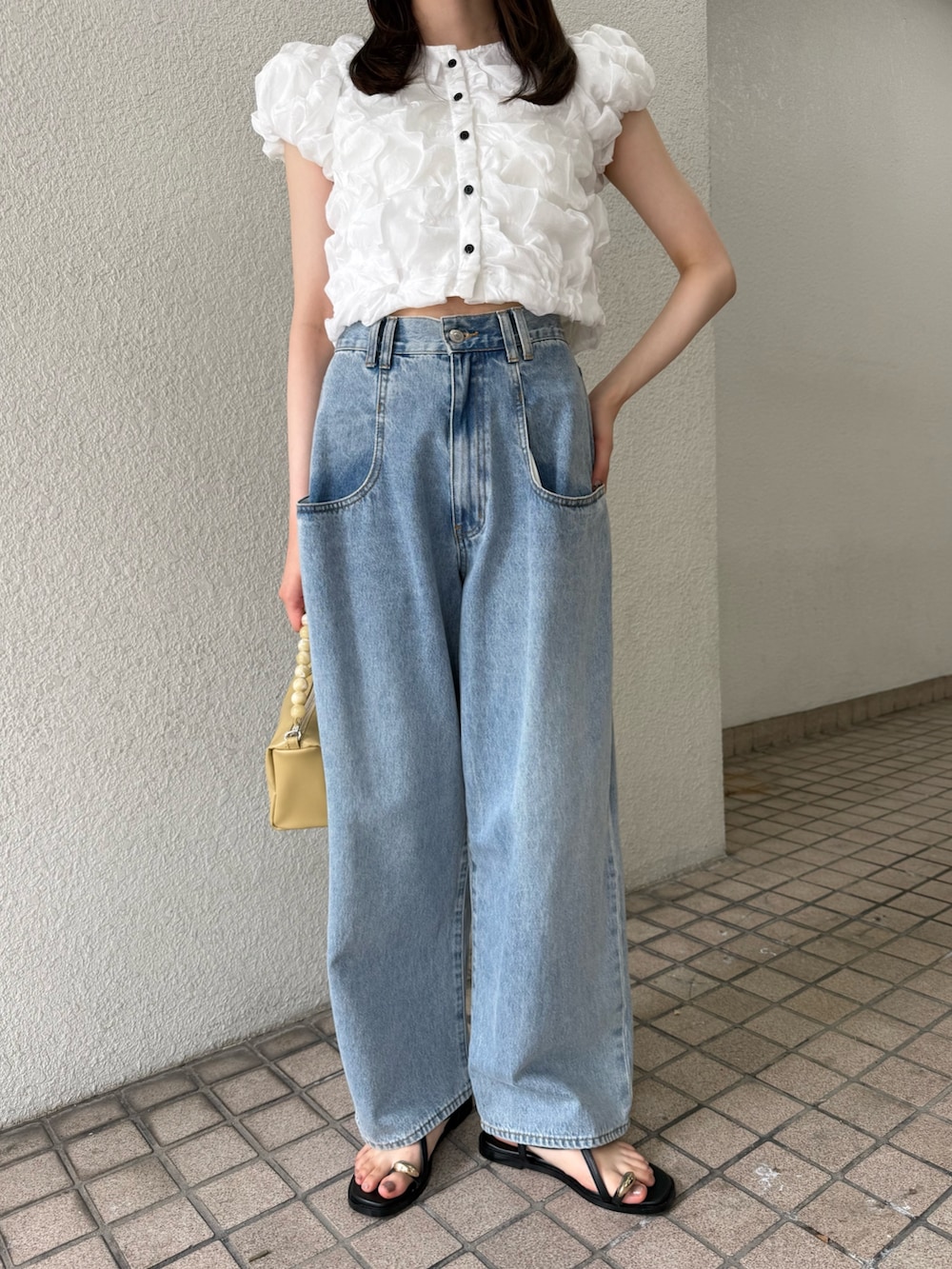 ホワイト系のシャツ/ブラウス、ホワイト系のシャツ/ブラウス、ベージュ系のショルダーバッグを着用したレディースの夏コーディネートの7枚目の写真