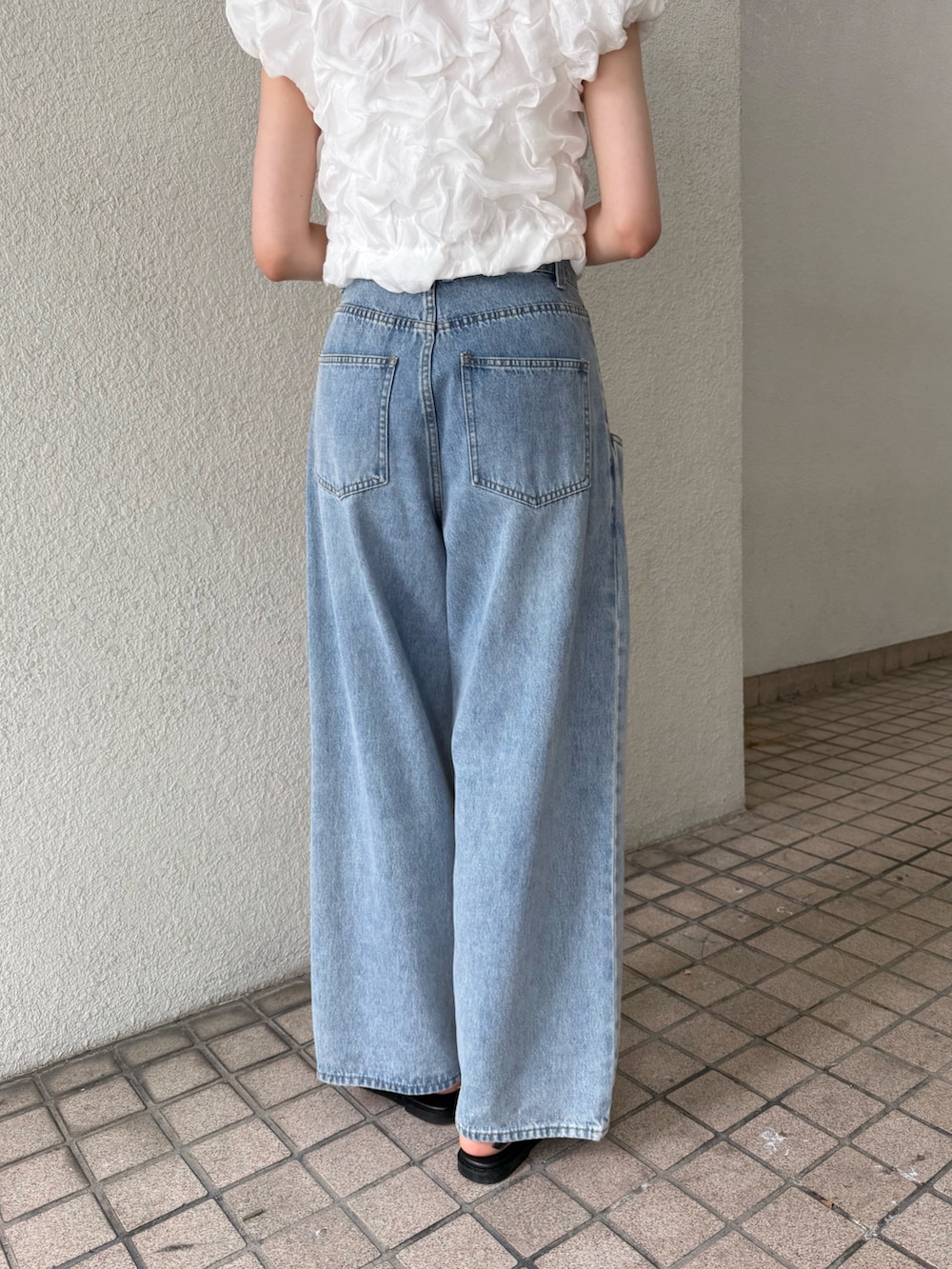 ホワイト系のシャツ/ブラウス、ホワイト系のシャツ/ブラウス、ベージュ系のショルダーバッグを着用したレディースの夏コーディネートの9枚目の写真