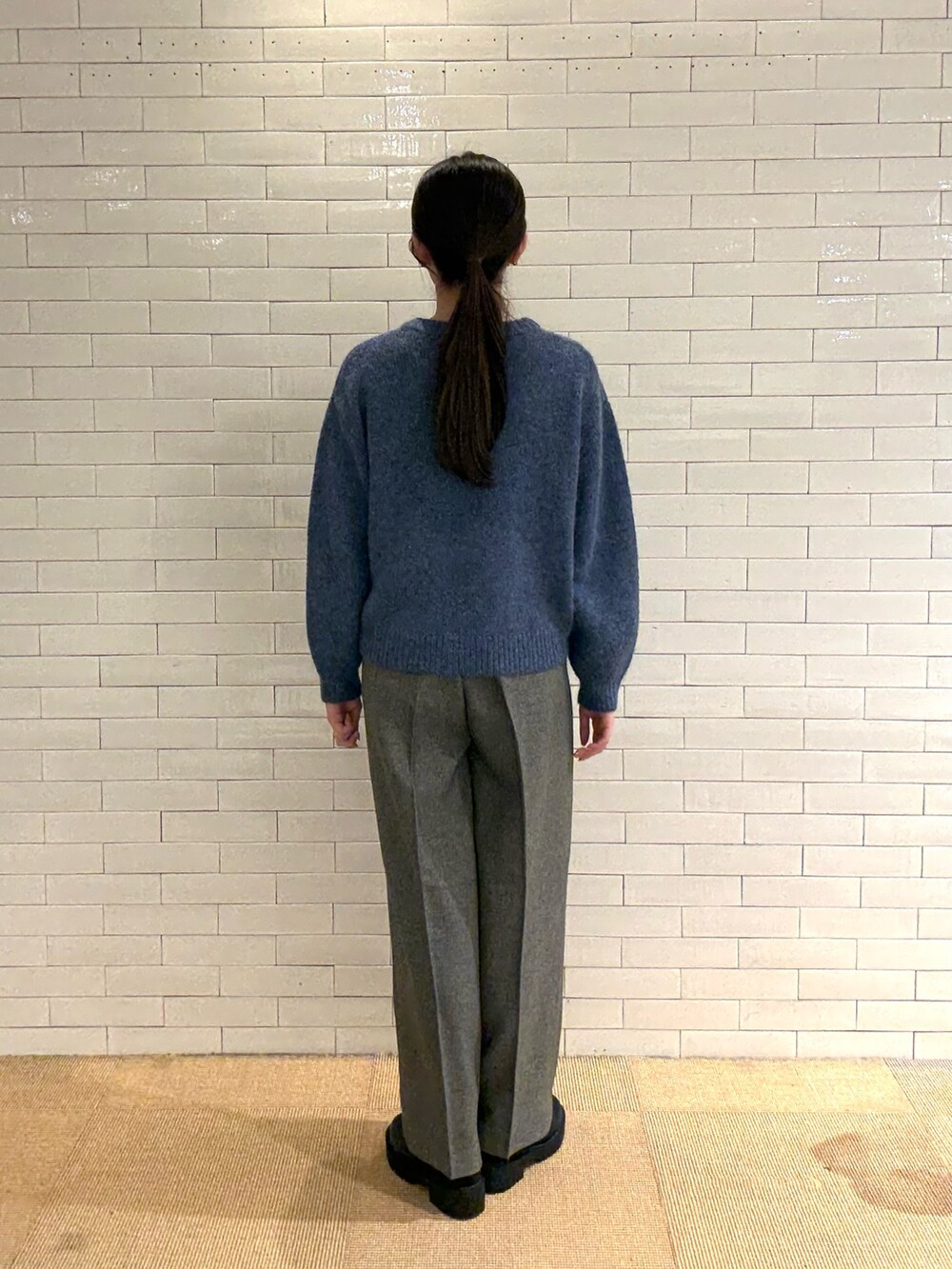 ブルー系のニット/セーター、グレー系のその他パンツ、グレー系のその他パンツを着用したレディースの秋コーディネートの2枚目の写真