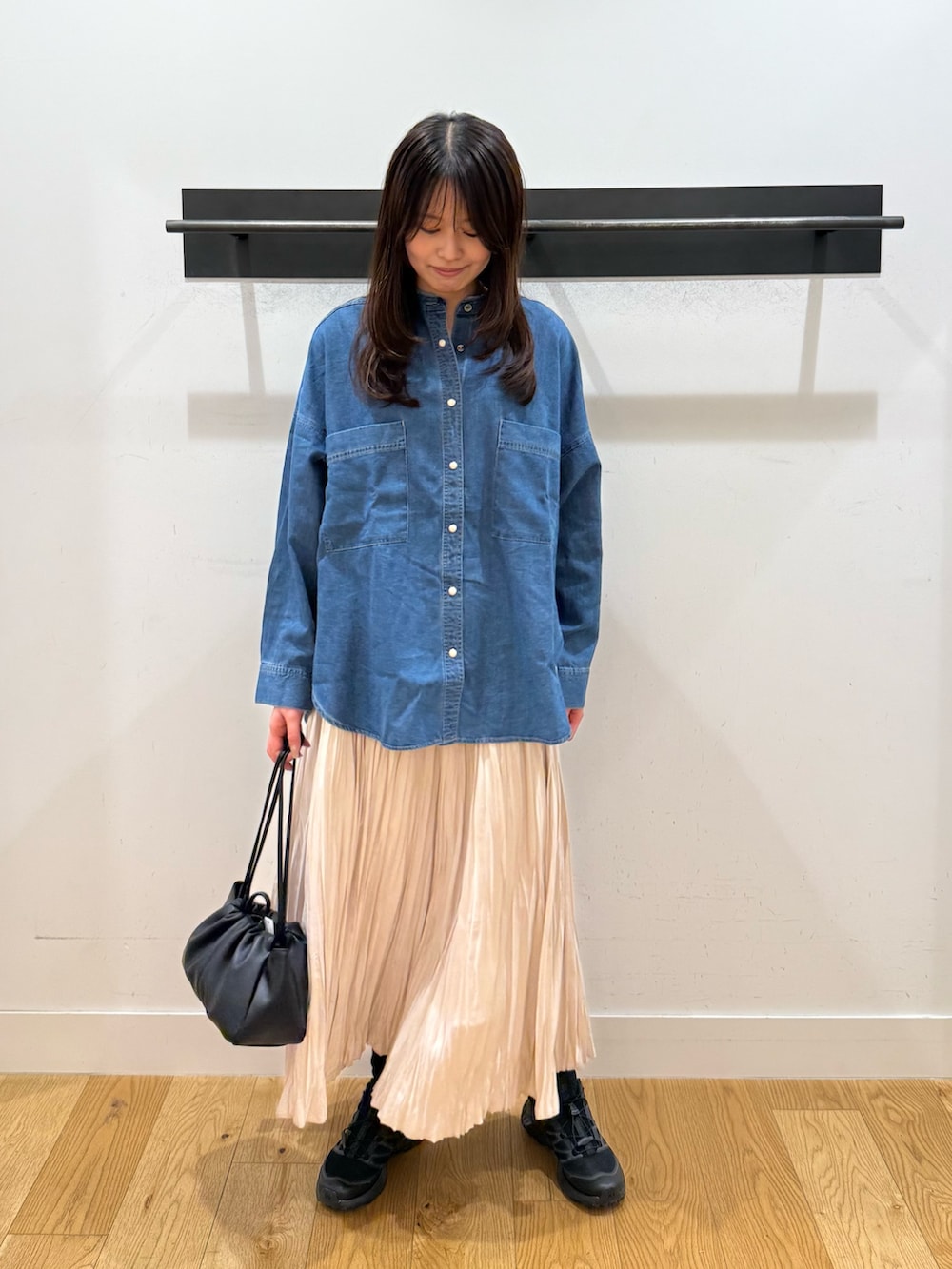 ブルー系のシャツ/ブラウス、ブルー系のシャツ/ブラウス、ホワイト系のスカートを着用したレディースの冬コーディネートの4枚目の写真