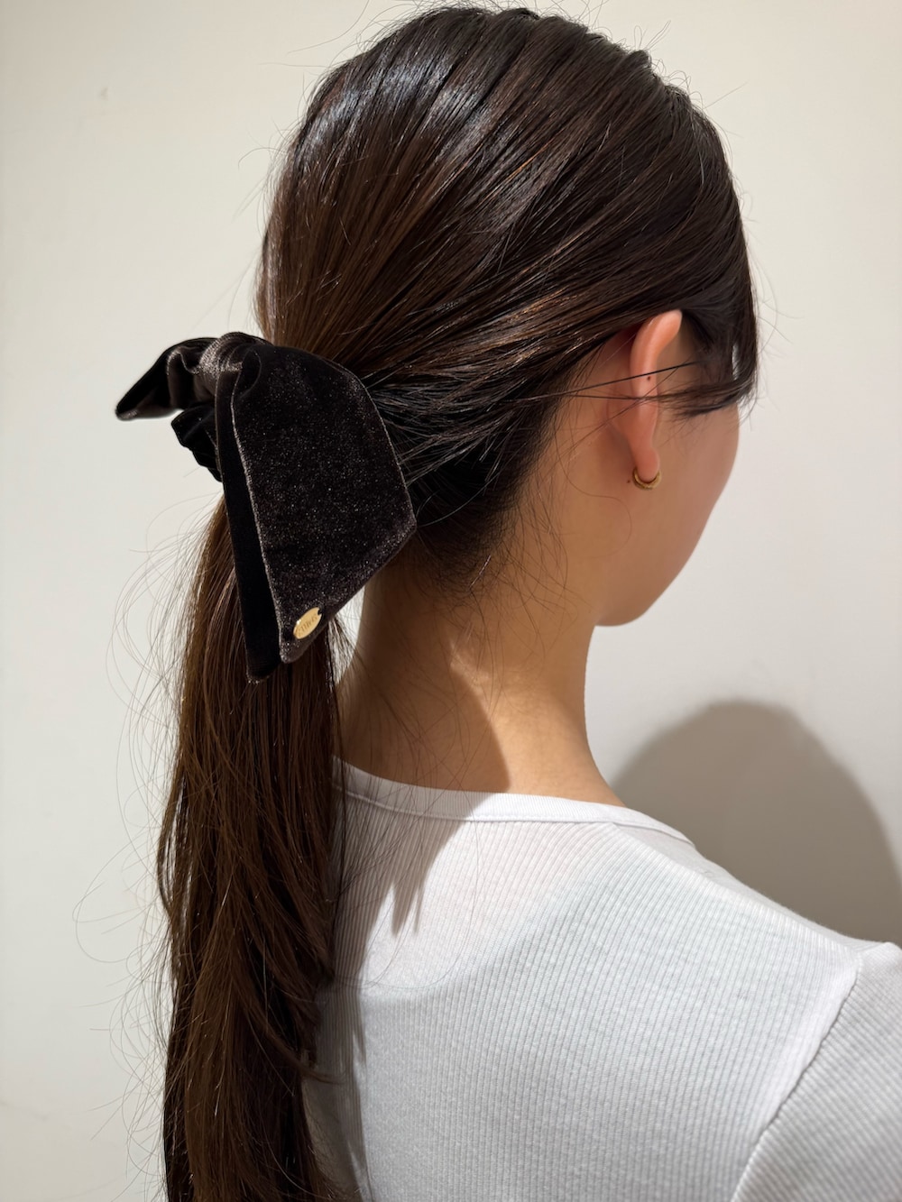 ブラウン系のシュシュを着用したレディースの秋コーディネートの3枚目の写真