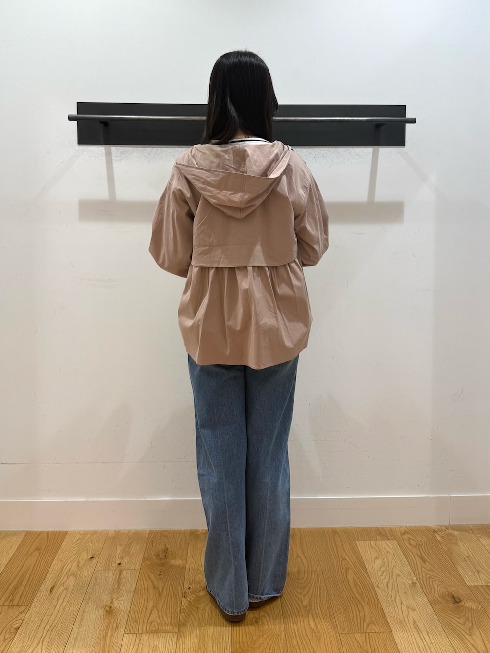 ベージュ系のその他アウター、ベージュ系のその他アウター、ブラック系のTシャツ/カットソーを着用したレディースの春コーディネートの3枚目の写真