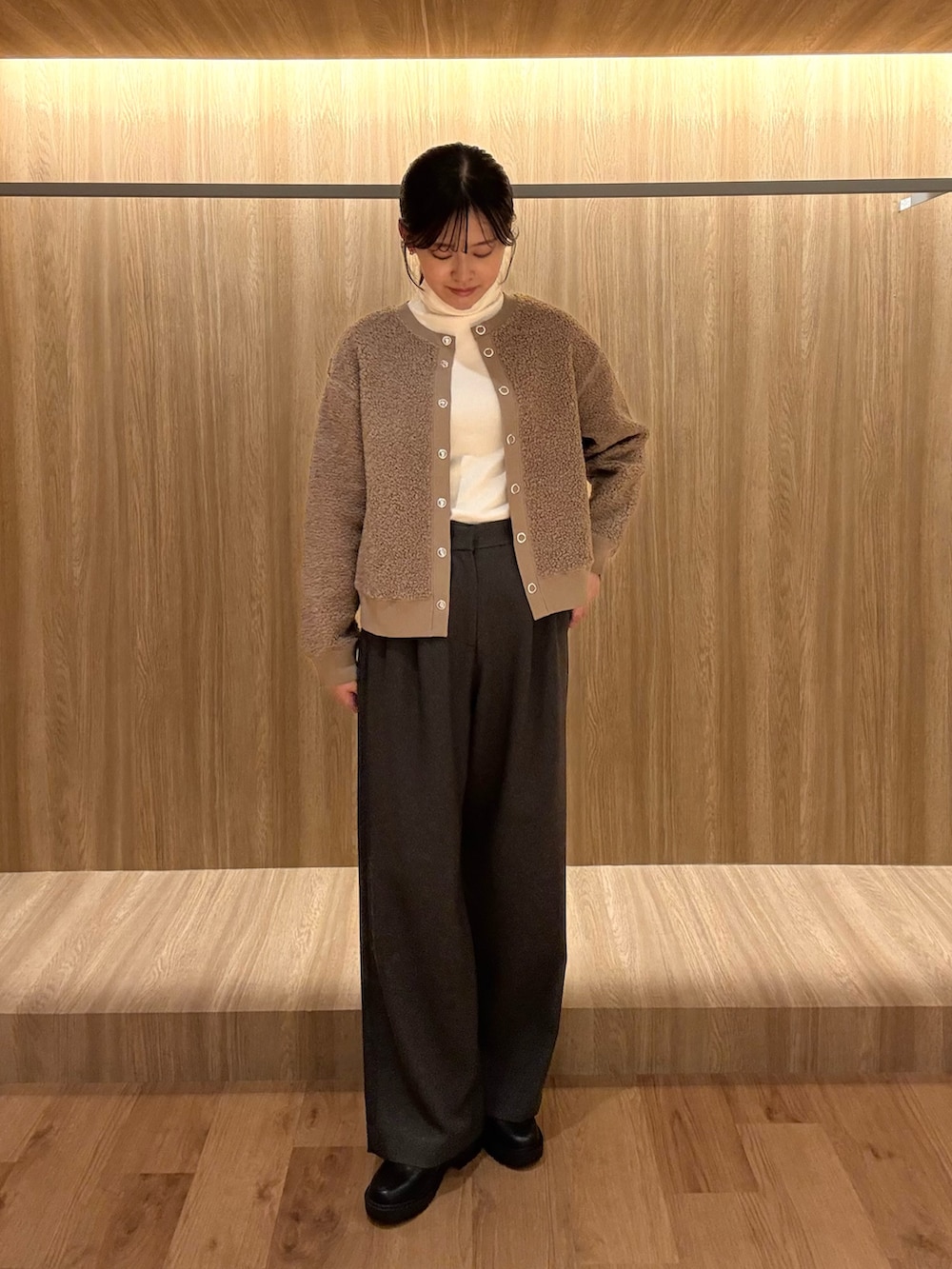 ホワイト系のTシャツ/カットソー、ホワイト系のTシャツ/カットソー、ブラウン系のカーディガン/ボレロを着用したレディースの冬コーディネートの2枚目の写真