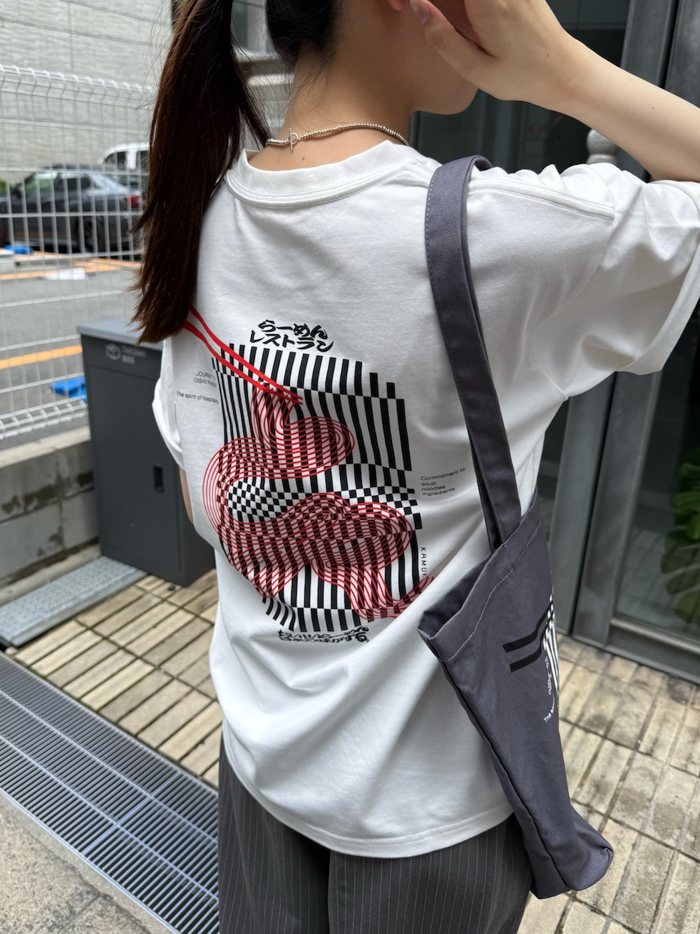 グレー系のその他パンツ、グレー系のその他パンツを着用したレディースの夏コーディネートの6枚目の写真