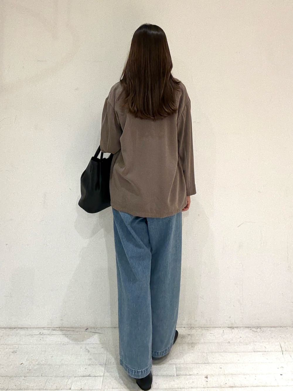ベージュ系のノーカラージャケット、ベージュ系のノーカラージャケット、ブラック系のTシャツ/カットソーを着用したレディースの秋コーディネートの4枚目の写真
