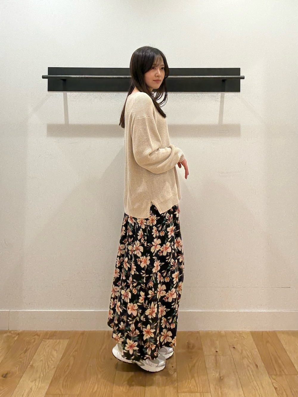 ベージュ系のニット/セーター、ベージュ系のニット/セーター、ブラック系のスカートを着用したレディースの冬コーディネートの4枚目の写真