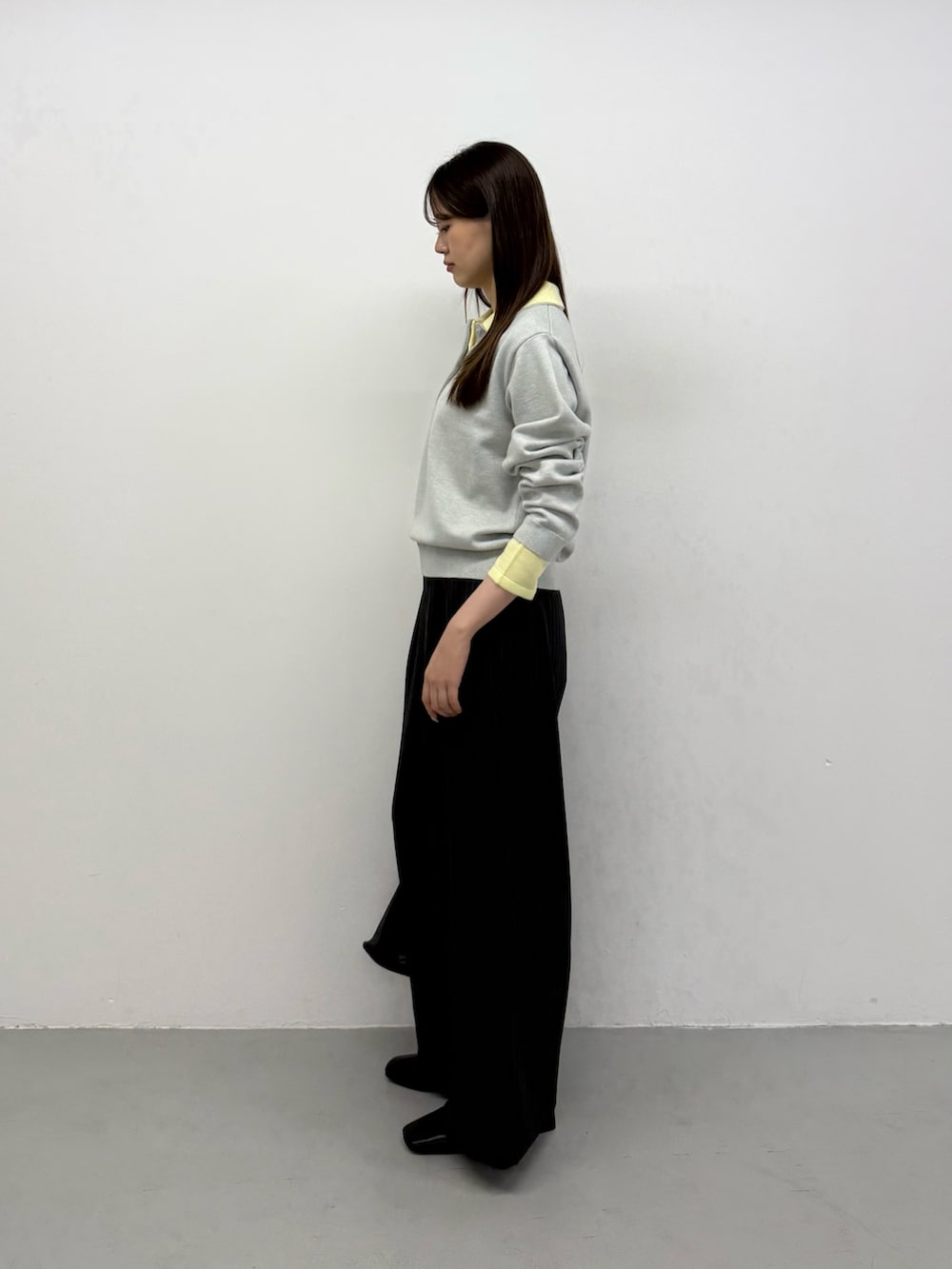 グレー系のニット/セーター、グレー系のニット/セーター、グレー系のその他パンツを着用したレディースの秋コーディネートの2枚目の写真