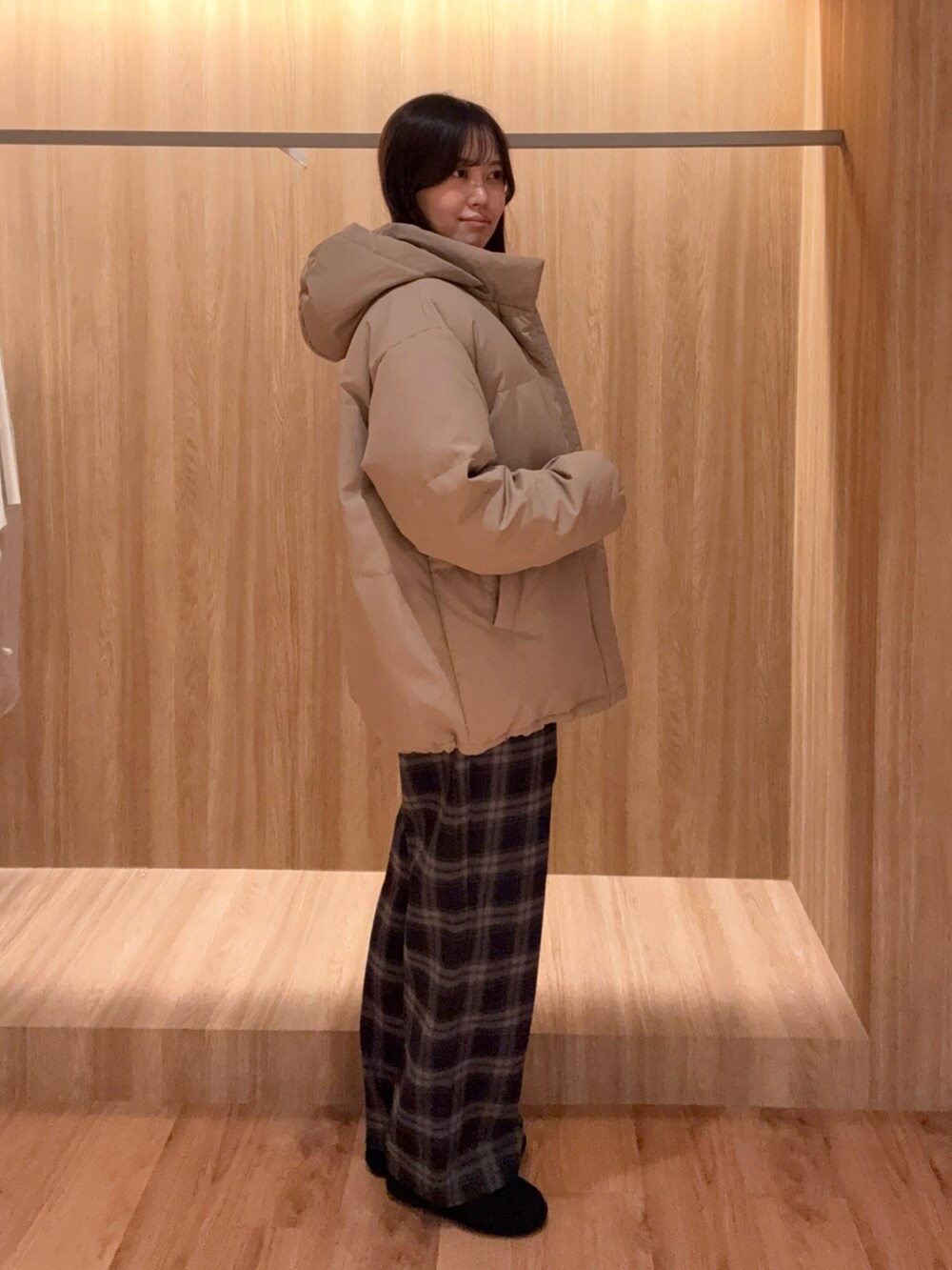 ブラウン系のダウンジャケット/コート、ブラウン系のダウンジャケット/コート、ベージュ系のカーディガン/ボレロを着用したレディースの冬コーディネートの2枚目の写真