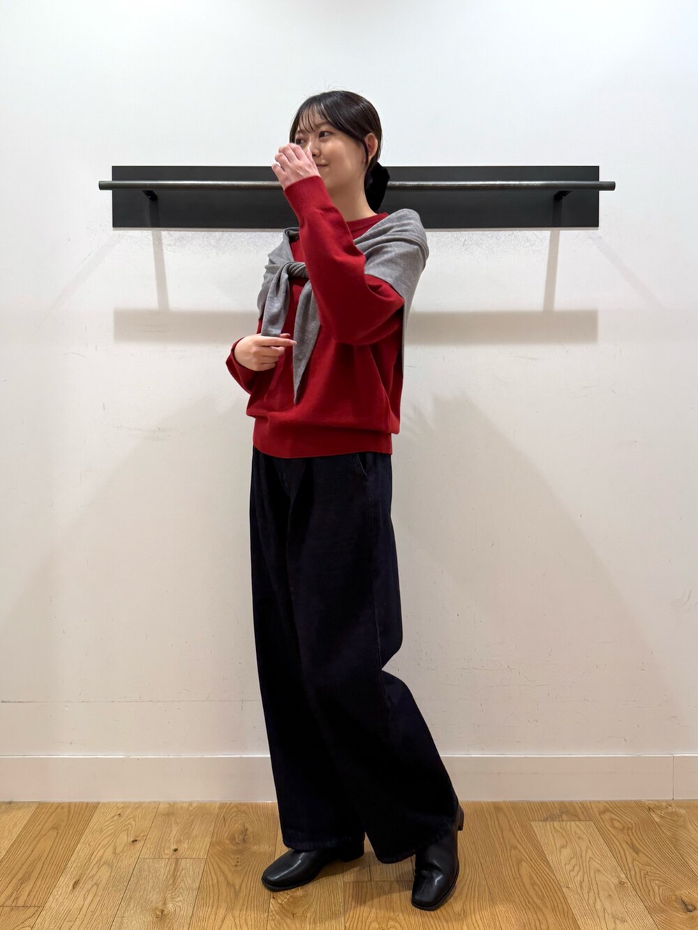 レッド系のニット/セーター、レッド系のニット/セーター、ブルー系のデニムパンツを着用したレディースの秋コーディネートの3枚目の写真