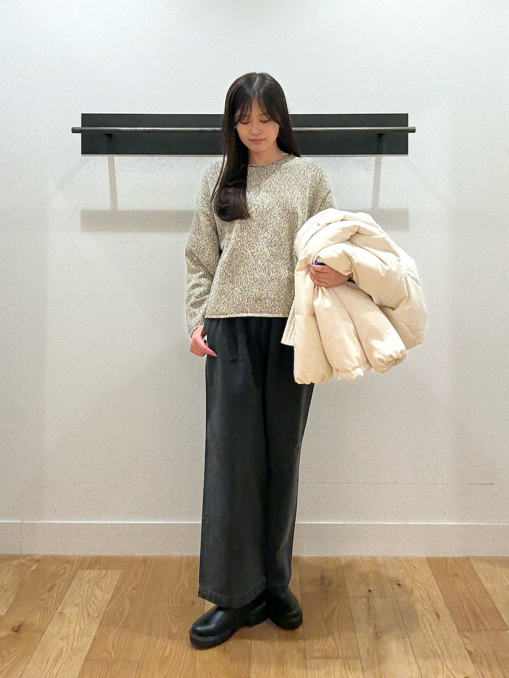 ホワイト系のダウンジャケット/コート、ホワイト系のダウンジャケット/コート、ベージュ系のニット/セーターを着用したレディースの冬コーディネートの6枚目の写真