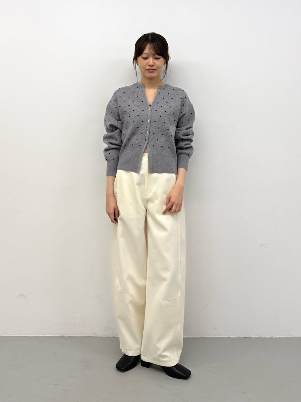 グレー系のカーディガン/ボレロ、グレー系のカーディガン/ボレロ、ホワイト系のその他パンツを着用したレディースの秋コーディネートの4枚目の写真
