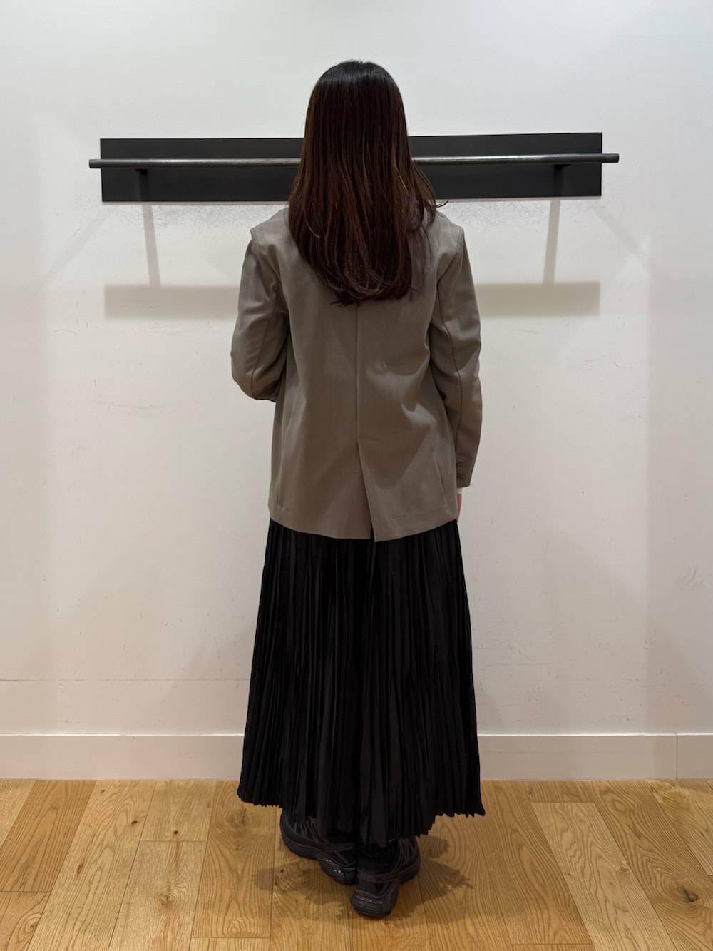 グレー系のその他アウター、グレー系のその他アウター、ホワイト系のニット/セーターを着用したレディースの冬コーディネートの2枚目の写真