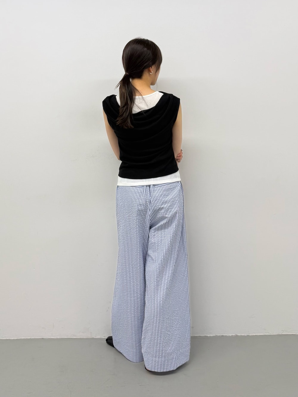 ブラック系のタンクトップ、ブラック系のタンクトップ、ブルー系のその他パンツを着用したレディースの夏コーディネートの3枚目の写真