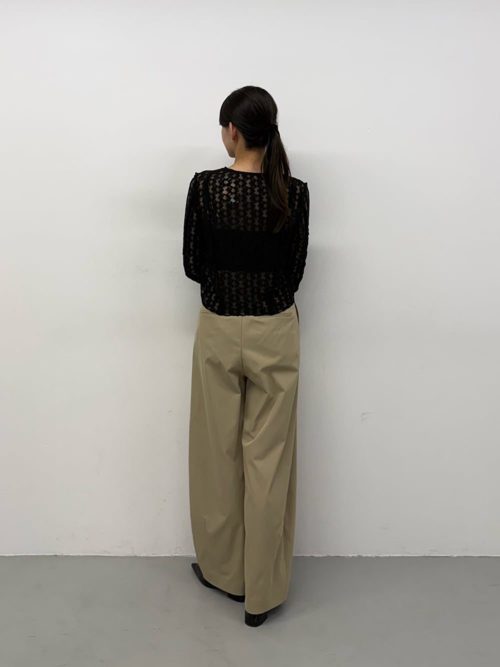 ブラック系のカーディガン/ボレロ、ベージュ系のその他パンツ、ベージュ系のその他パンツを着用したレディースの夏コーディネートの2枚目の写真