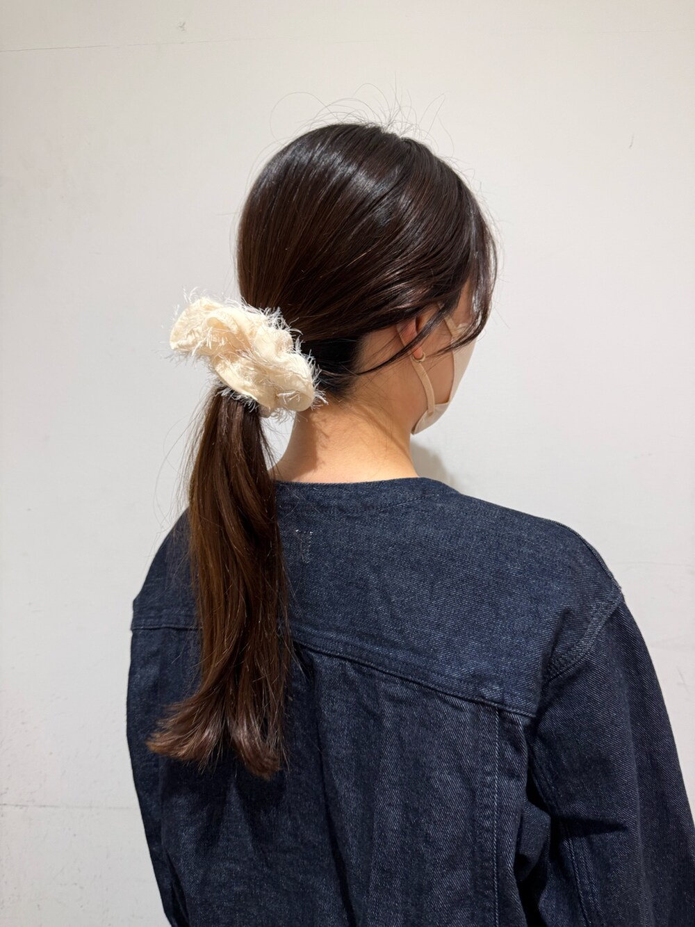 ホワイト系のシュシュ、ホワイト系のシュシュを着用したレディースの冬コーディネートの4枚目の写真