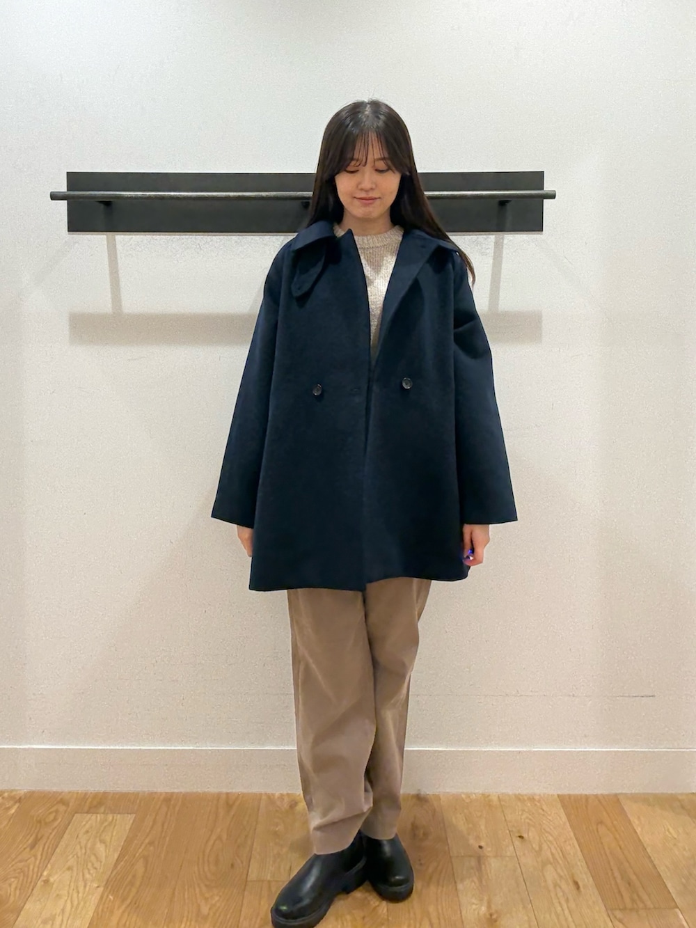 ベージュ系のニット/セーター、ベージュ系のニット/セーター、ブルー系のその他アウターを着用したレディースの冬コーディネートの2枚目の写真