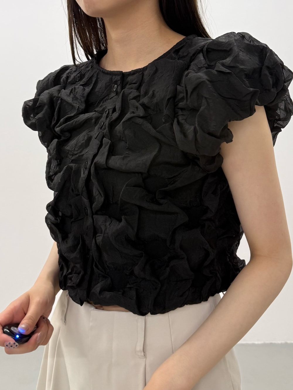 ブラック系のシャツ/ブラウス、ブラック系のシャツ/ブラウス、ホワイト系のチノパンツを着用したレディースの夏コーディネートの4枚目の写真