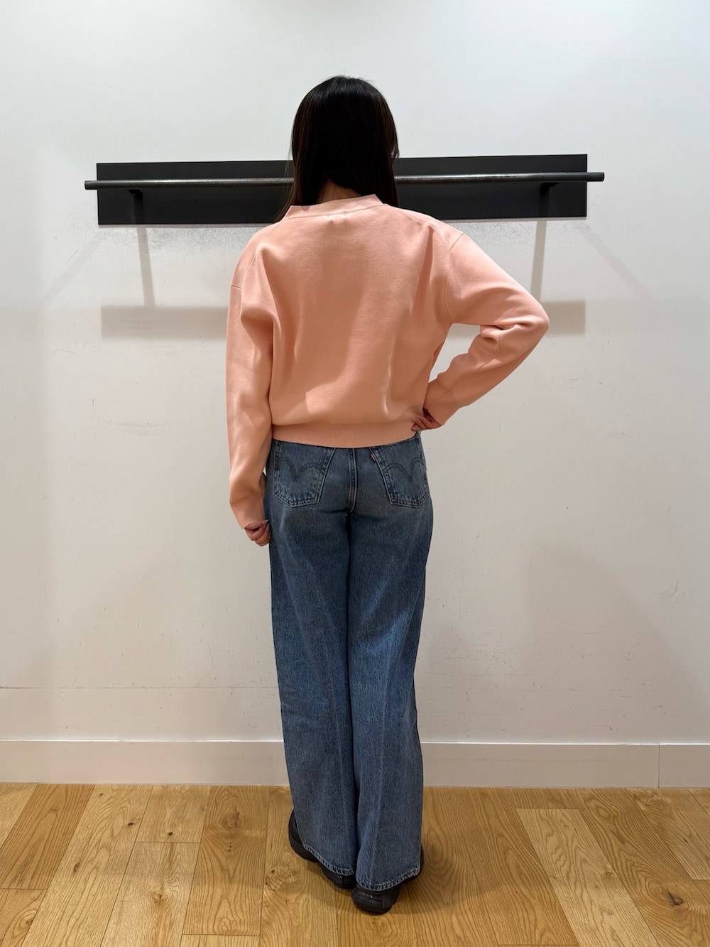 ピンク系のカーディガン/ボレロ、ピンク系のカーディガン/ボレロ、ブルー系のデニムパンツを着用したレディースの冬コーディネートの3枚目の写真