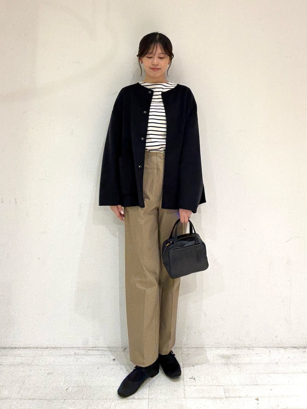 ブラック系のTシャツ/カットソー、その他のTシャツ/カットソー、ブルー系のその他アウターを着用したレディースの秋コーディネートの2枚目の写真