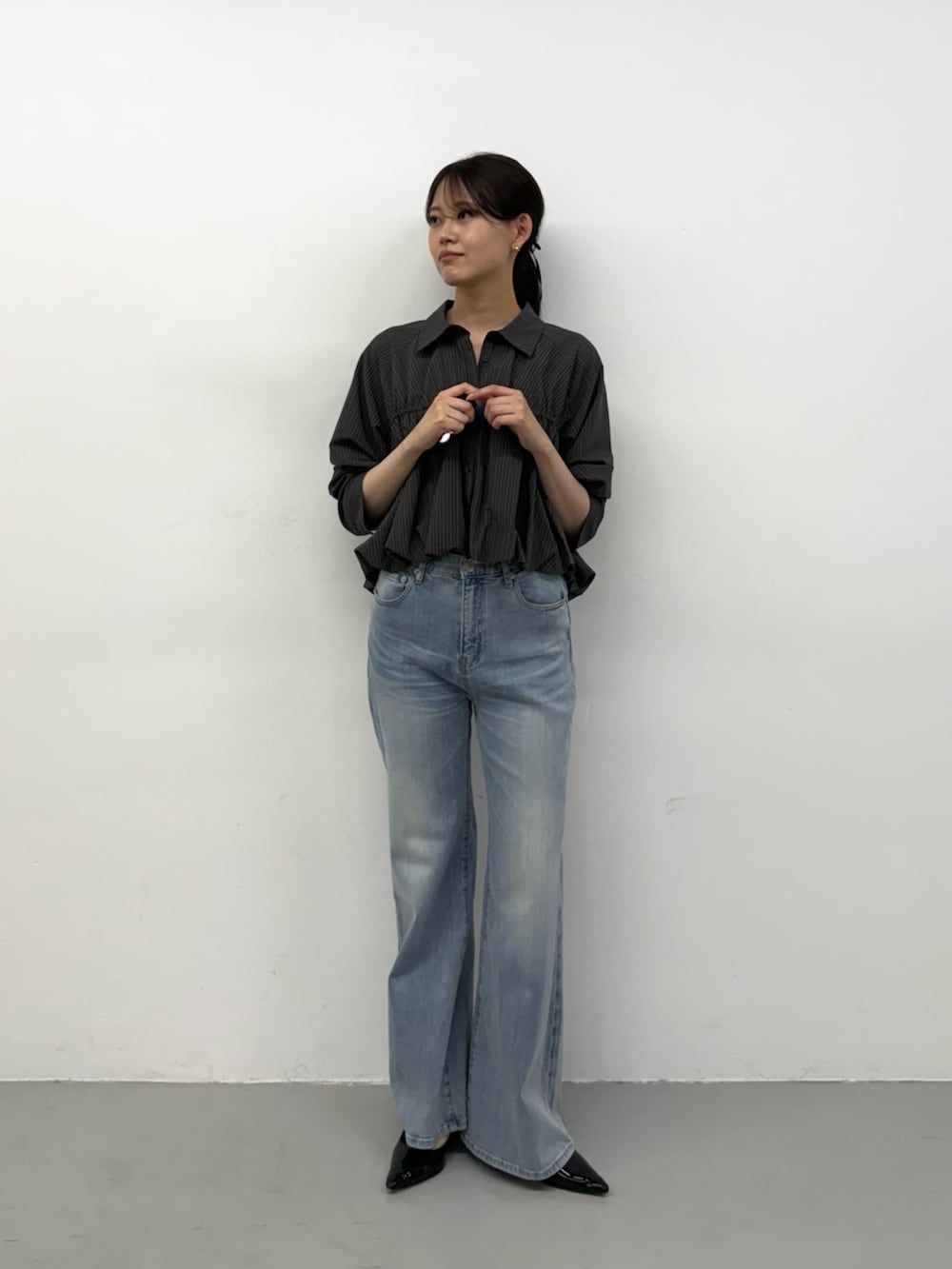 グレー系のシャツ/ブラウス、グレー系のシャツ/ブラウス、ブルー系のデニムパンツを着用したレディースの夏コーディネートの3枚目の写真