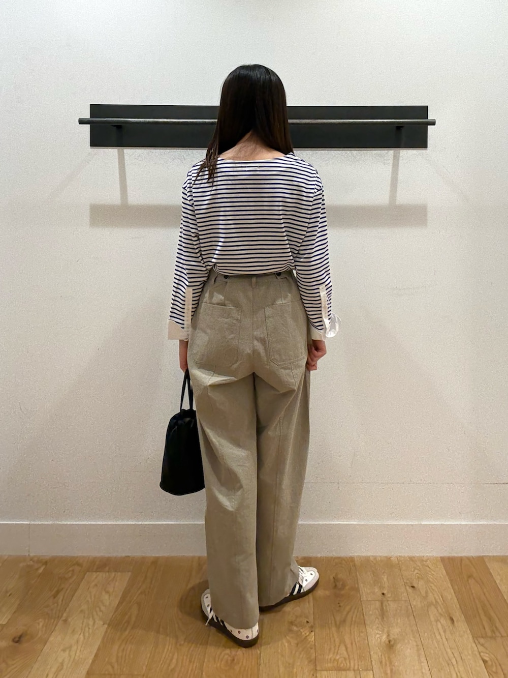 ベージュ系のその他パンツ、ブラック系のショルダーバッグ、ブラック系のショルダーバッグを着用したレディースの春コーディネートの2枚目の写真