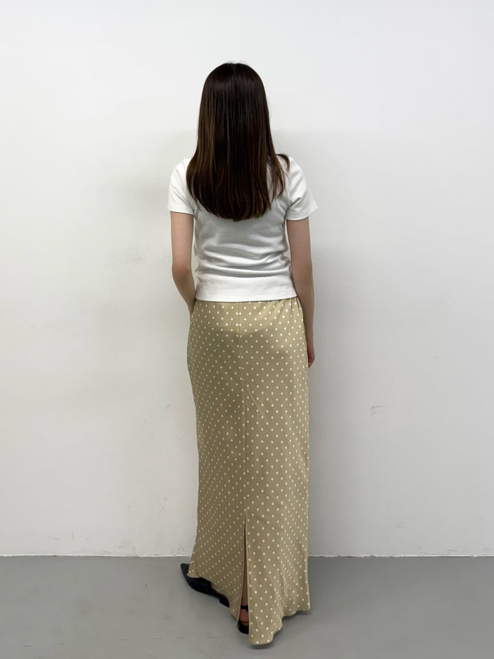 ホワイト系のTシャツ/カットソー、ホワイト系のTシャツ/カットソー、ベージュ系のスカートを着用したレディースの夏コーディネートの2枚目の写真