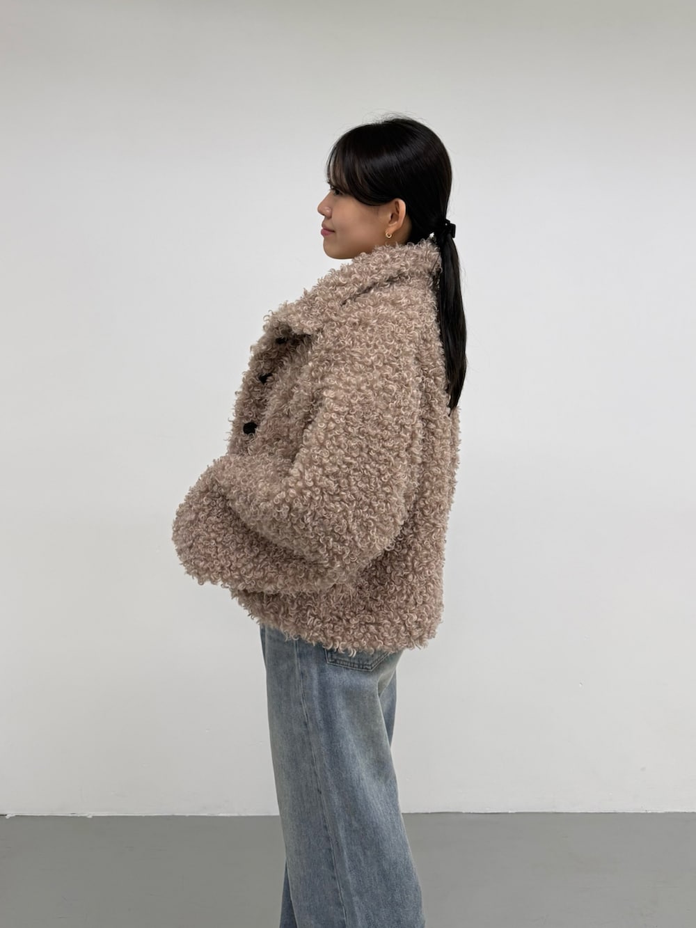 ホワイト系のニット/セーター、ホワイト系のニット/セーター、ブルー系のデニムパンツを着用したレディースの夏コーディネートの4枚目の写真