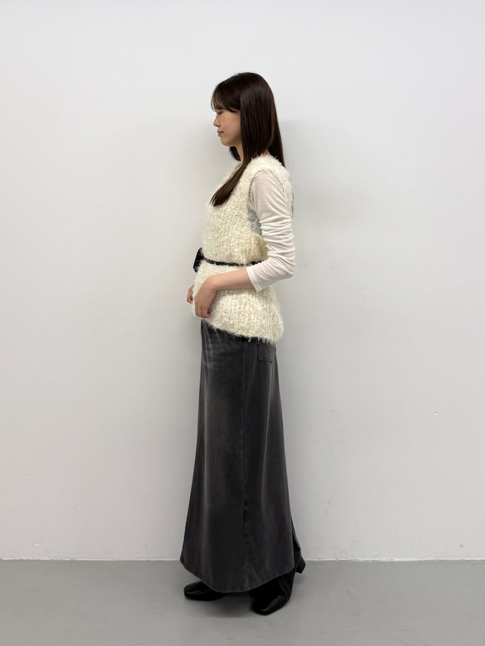 ホワイト系のTシャツ/カットソー、ホワイト系のTシャツ/カットソー、ホワイト系のベストを着用したレディースの秋コーディネートの3枚目の写真