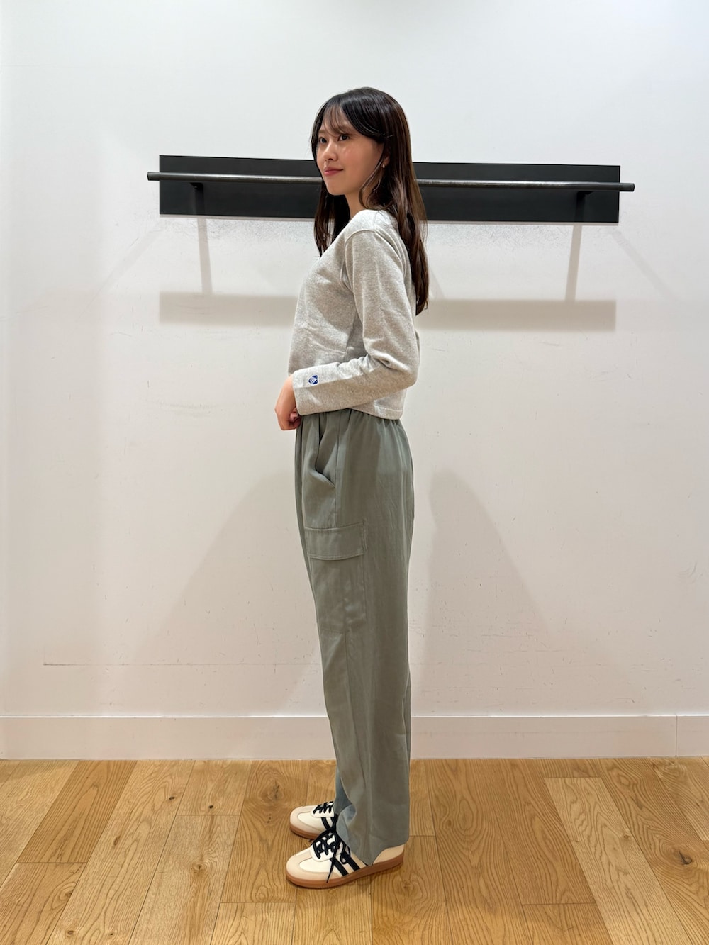 グレー系のカーディガン/ボレロ、グレー系のカーディガン/ボレロ、グリーン系のその他パンツを着用したレディースの春コーディネートの2枚目の写真