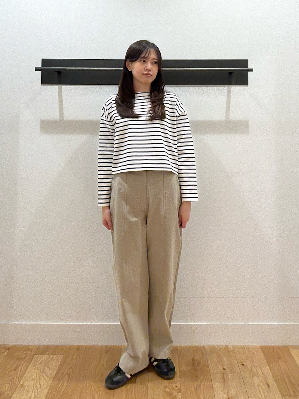 ブラック系のTシャツ/カットソー、ブラック系のTシャツ/カットソー、ブルー系のシャツ/ブラウスを着用したレディースの冬コーディネートの4枚目の写真