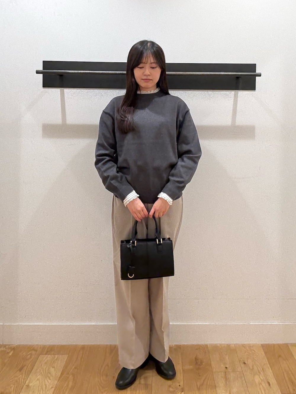 グレー系のニット/セーター、グレー系のニット/セーター、その他のシャツ/ブラウスを着用したレディースの冬コーディネートの2枚目の写真